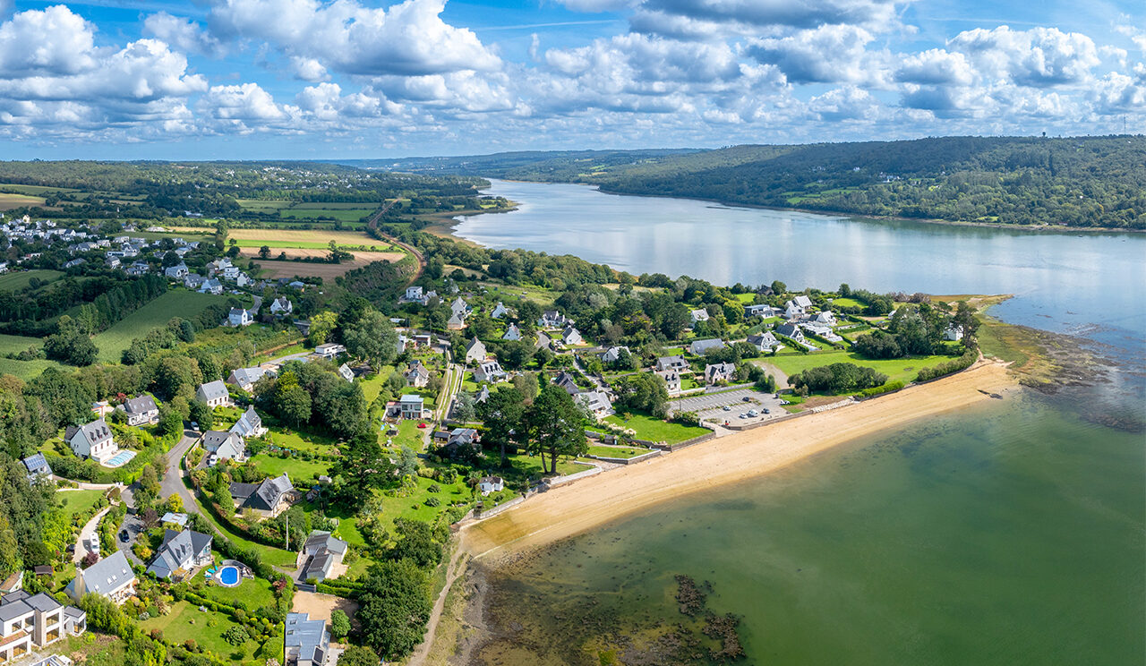 Vue aérienne depuis un drone de la plage de Pen an Traon et du quartier résidentiel du Douvez.