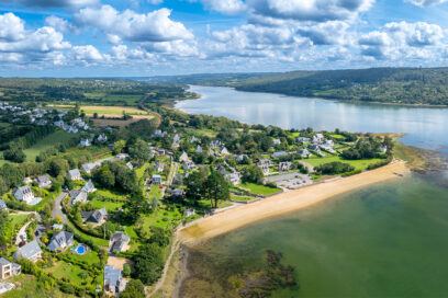 Vue aérienne depuis un drone de la plage de Pen an Traon et du quartier résidentiel du Douvez. - Agrandir l'image, fenêtre modale
