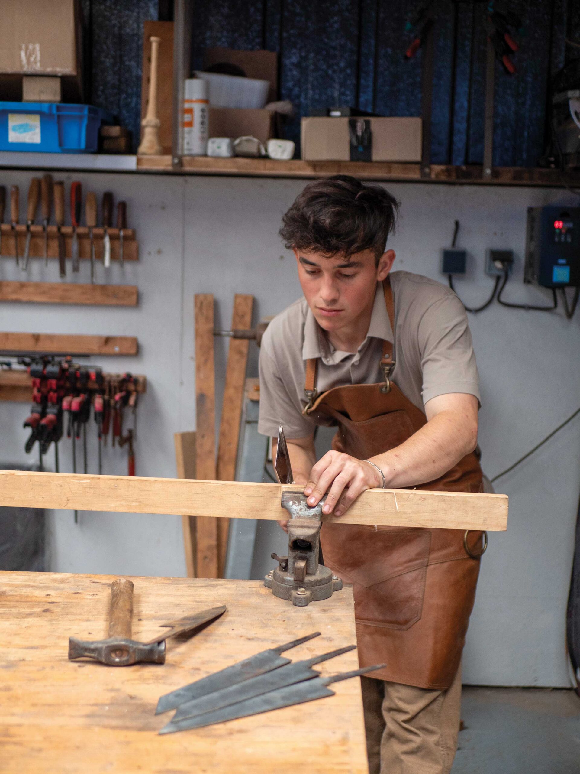 Homme travaillant le bois avec une scie