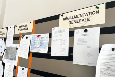 panneau avec différents papiers administratifs