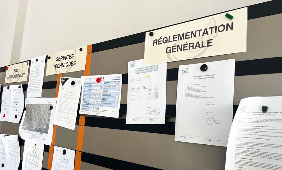 panneau avec différents papiers administratifs