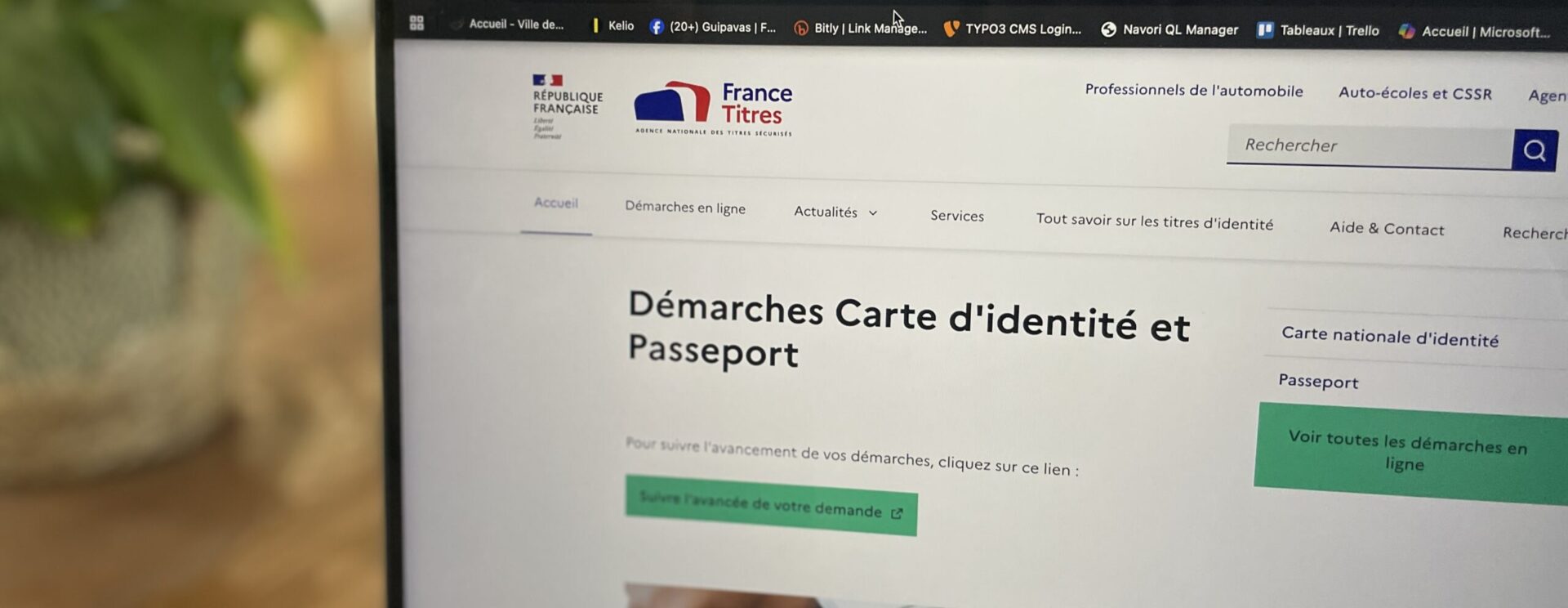 écran d'ordinateur faisant apparaître le site Frznce Titres de la République Française dédiée aux démarches de carte d'identité et de passeport