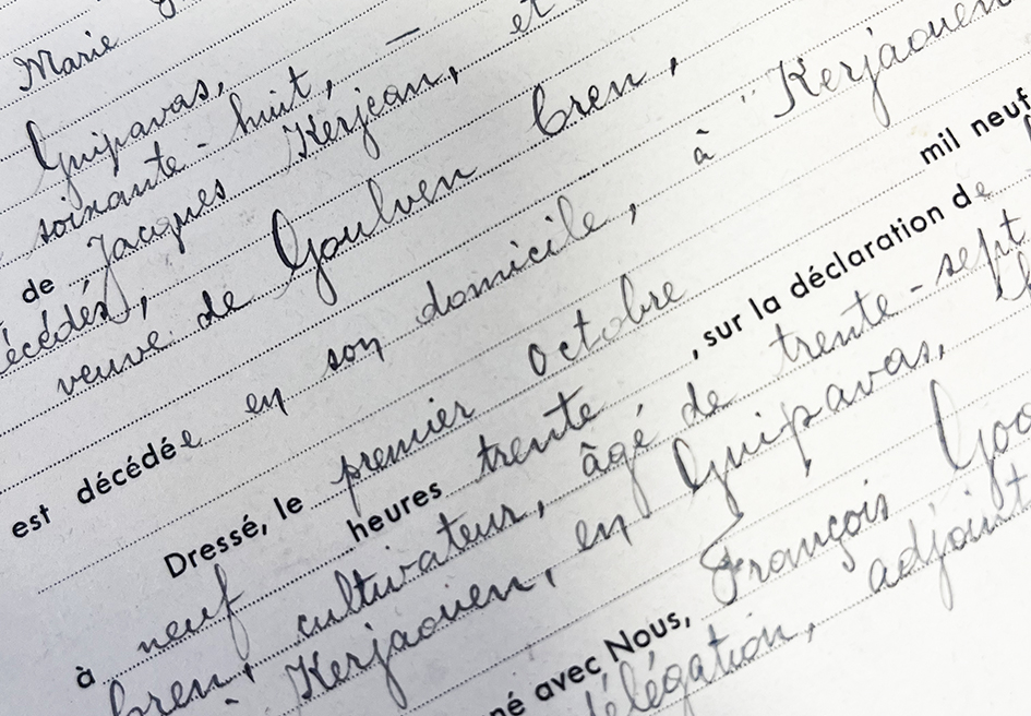 gros plan sur la page d'un ancien registre. écrituree ancienne à la plume, belle et soignée.