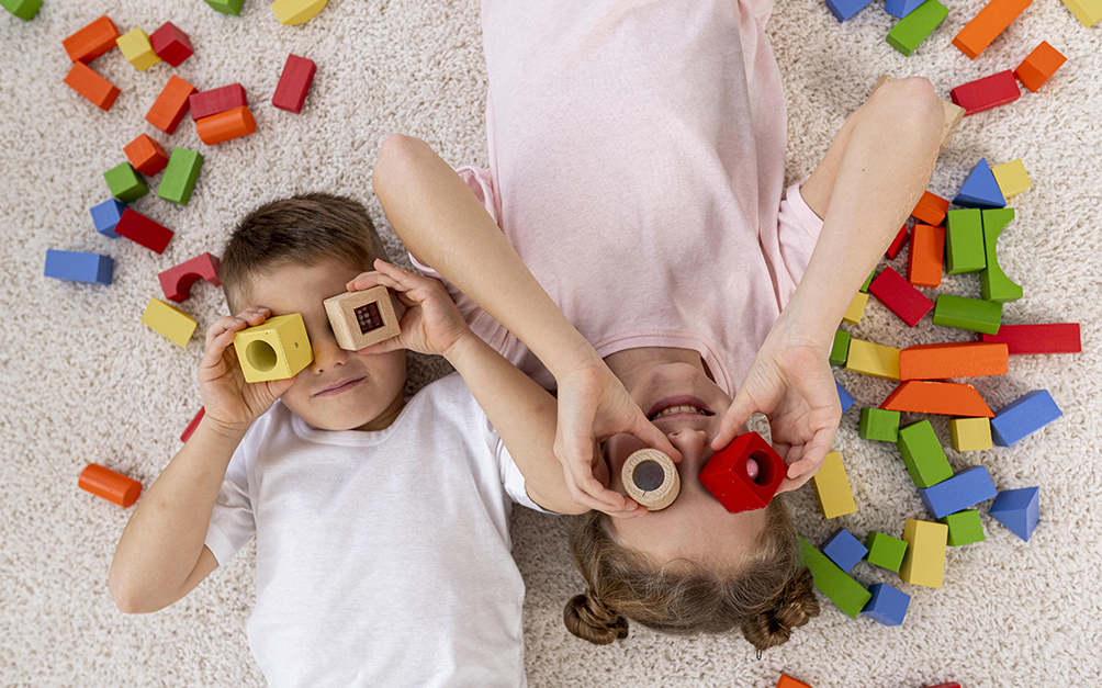 vue-de-dessus-des-enfants-jouant-avec-un-jeu-colore.jpg
