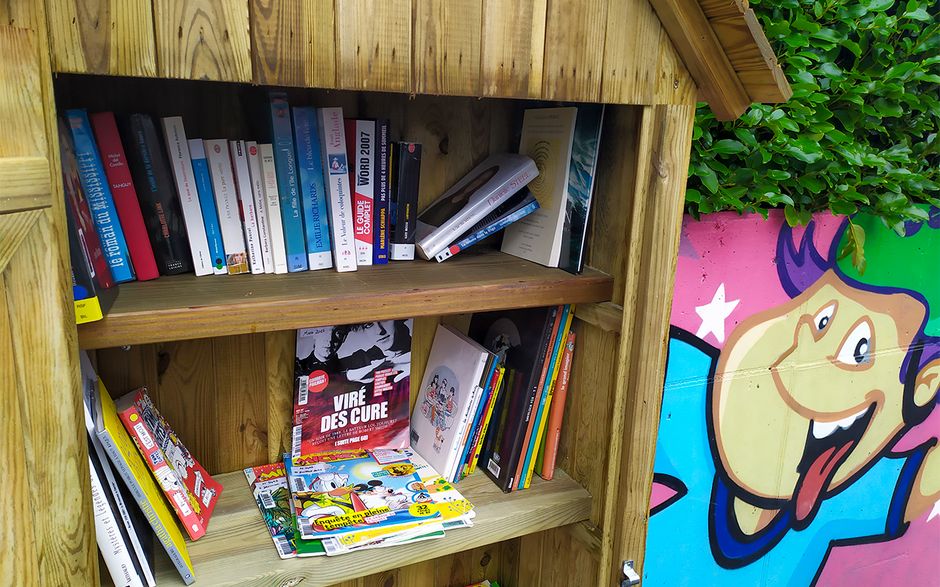 une boîte à livres dans un espace vert