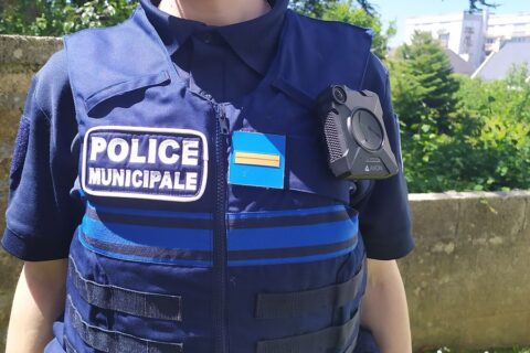 gros plan sur un policier municipal portant une caméra de videoprotection