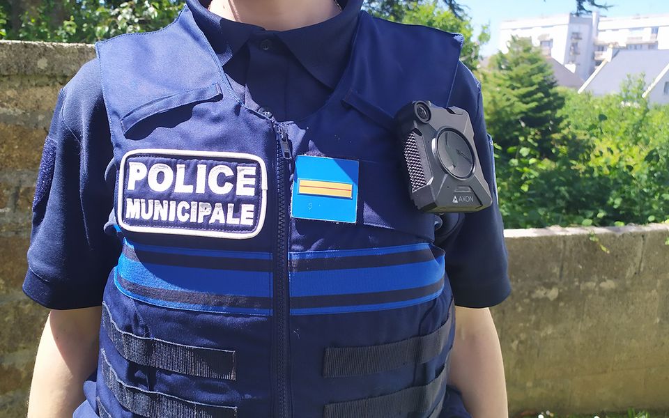 gros plan sur un policier municipal portant une caméra de videoprotection