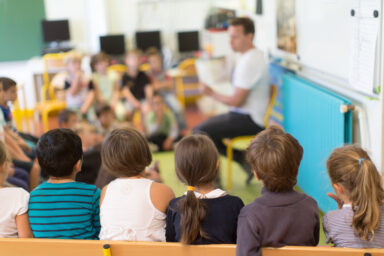 salle de classe avec enfants et instituteur