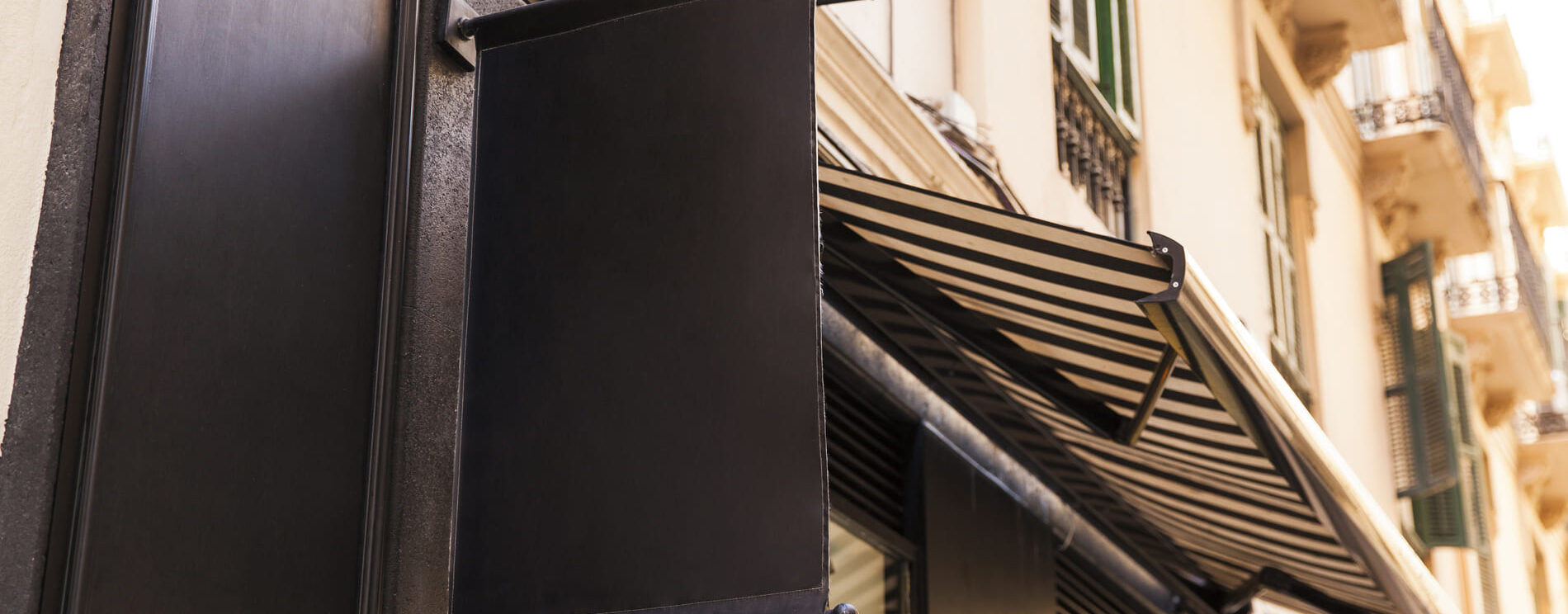 Enseigne noire dans une ville