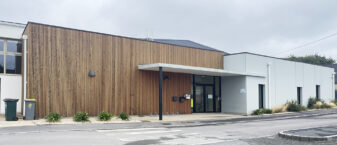 Façade de l'espace Yves Kerjean à guipavas. Le bâtiment est neuf. Sa façade est composé de bois et d'un matériau de couverture blanc. L'ensemble est très propre.