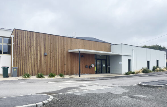 Façade de l'espace Yves Kerjean à guipavas. Le bâtiment est neuf. Sa façade est composé de bois et d'un matériau de couverture blanc. L'ensemble est très propre.