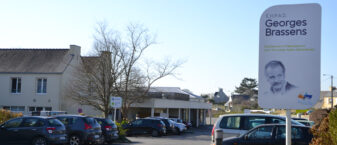 Parking et panneau de l'EHPAD Georges brassens à Guipavas