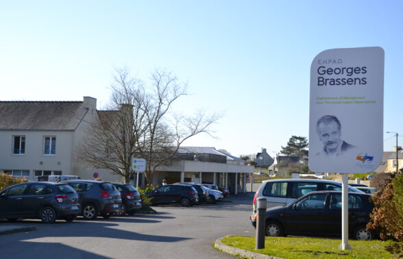 Parking et panneau de l'EHPAD Georges brassens à Guipavas