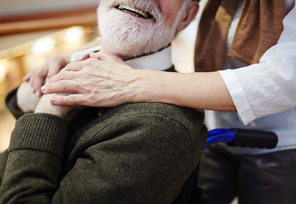 invalide en fauteiuil roulant et soignante