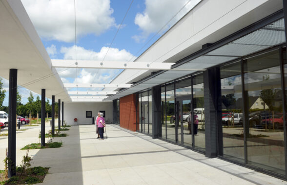 seniors devant l'EHPAD Jacques brel à Guipavas