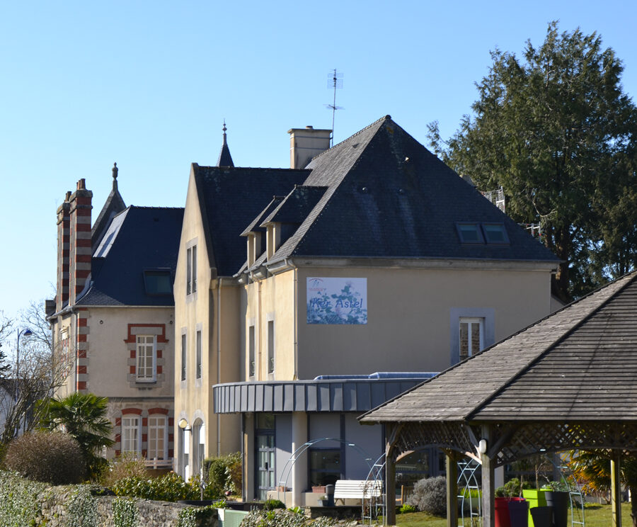 La résidence de Ker Astel : un bâtiment ancien avec beaucoup de cachet, niché dans un écrin de verdure.