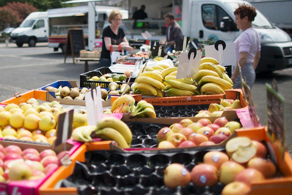 étalage de fruits sur un marché