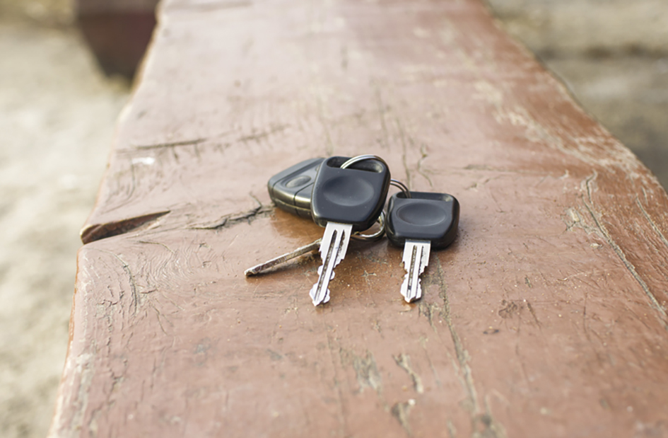 trousseau de clés posées sur une poutre en bois