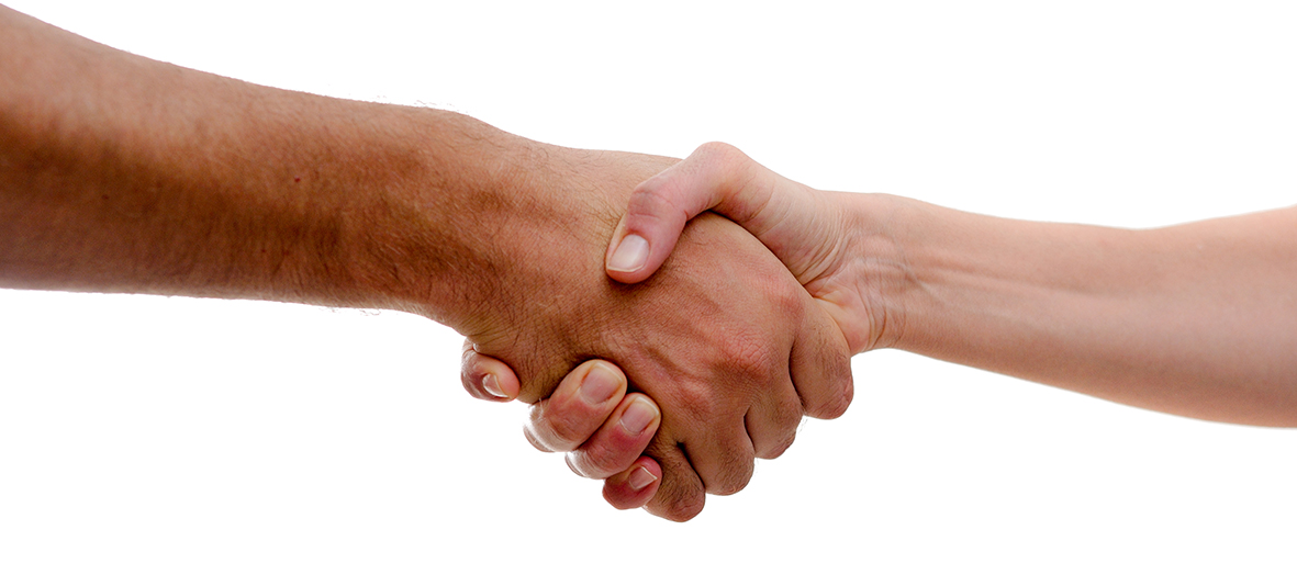 Poignée de main entre 2 hommes sur fond blanc