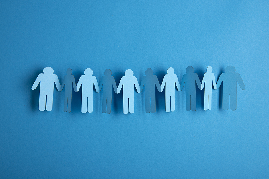 fond bleu sur lequel est posé 10 silhouettes de personnes qui se donnent la main