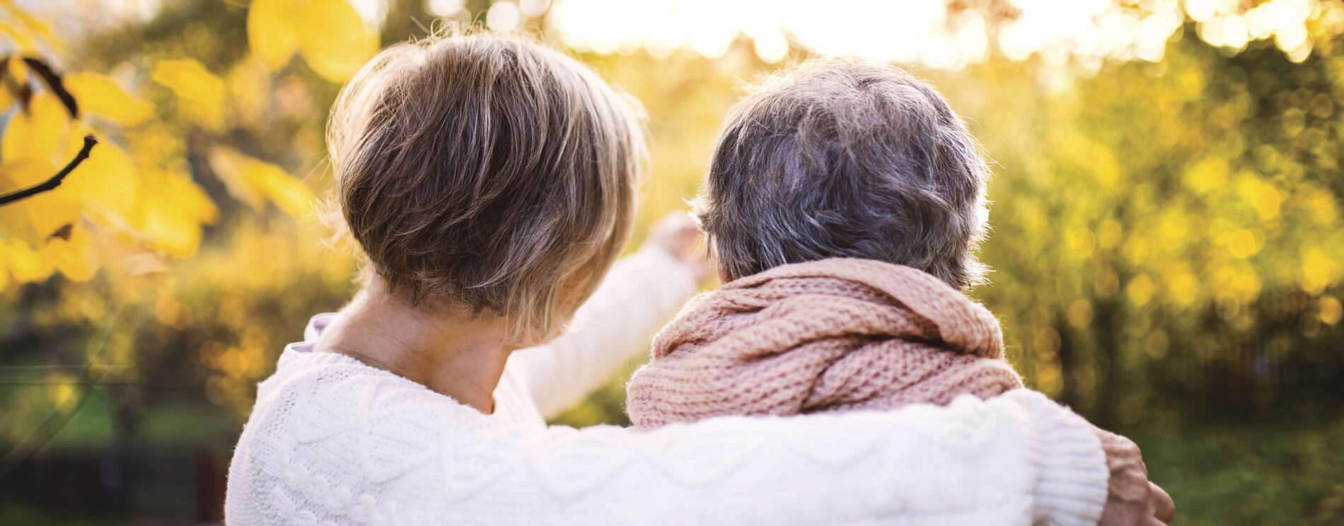 couple de personnes âgées qui tournent le dos à l'objectif