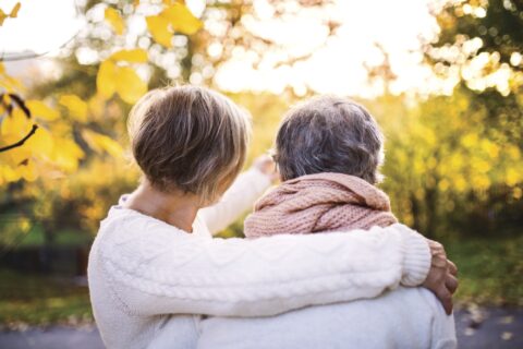 couple de personnes âgées qui tournent le dos à l'objectif
