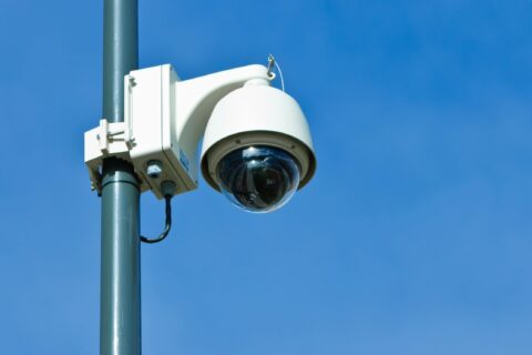 caméra de vidéoprotection sur un grand ciel bleu