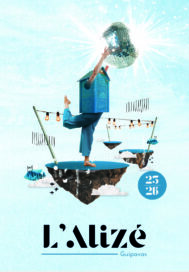 Affiche de la saison 2025-2026 de la salle de spectacle L'Alizé à Guipavas. L’esprit graphique de l’année dernière a été conservé. Une maison colorée et personnifiée, reposant sur un lopin de terre rappelant la fin des travaux, mais aussi l’idée d’envol, l’envie de vous accueillir et de partager de nouveaux moments magiques. La boule à facettes rappelle le spectacle. Les poissons avec leurs petites couronnes amènent une touche décalée. Et les nuages ? Ils vous invitent à garder parfois un peu la tête dans les nuages et à rêver… - Agrandir l'image, fenêtre modale