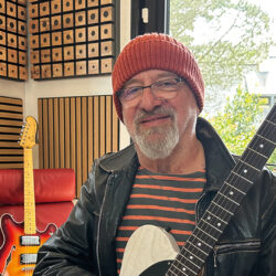 photo portrait du musicien et professeur de guitare Jean-Michel Kadjan au milieu de ses instruments