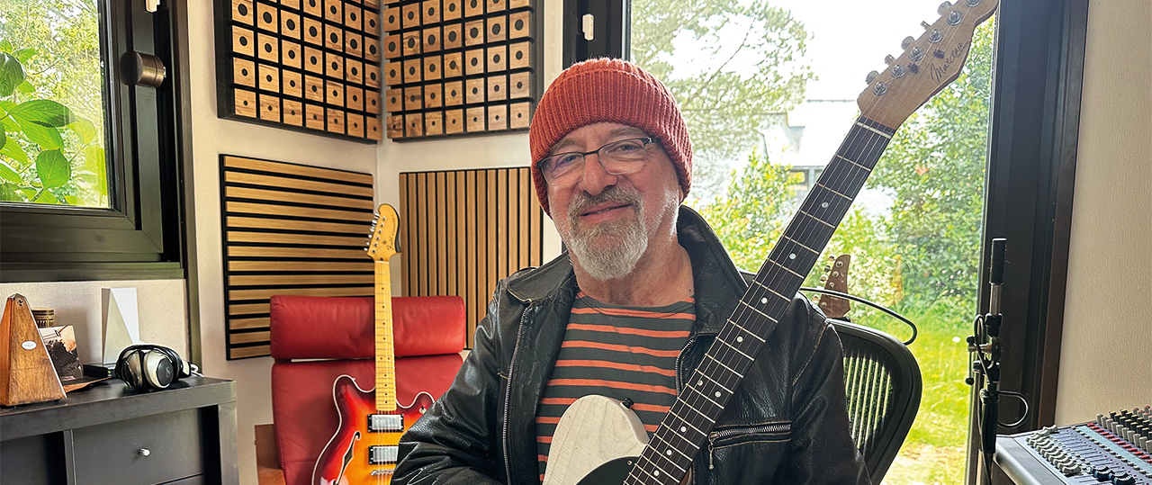 photo portrait du musicien et professeur de guitare Jean-Michel Kadjan au milieu de ses instruments