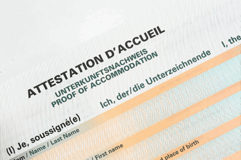 Formulaire administratif pris en gros plan sur lequel il est indiqué "attestation d'accueil'.