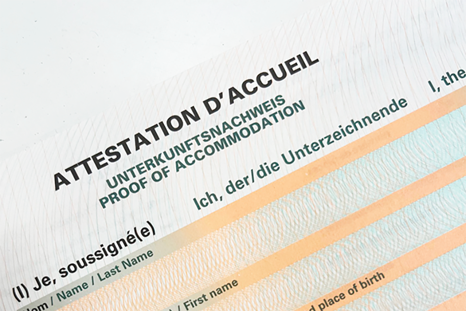 Formulaire administratif pris en gros plan sur lequel il est indiqué "attestation d'accueil'.