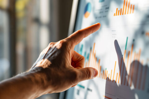 Homme pointant du doigt des statistiques