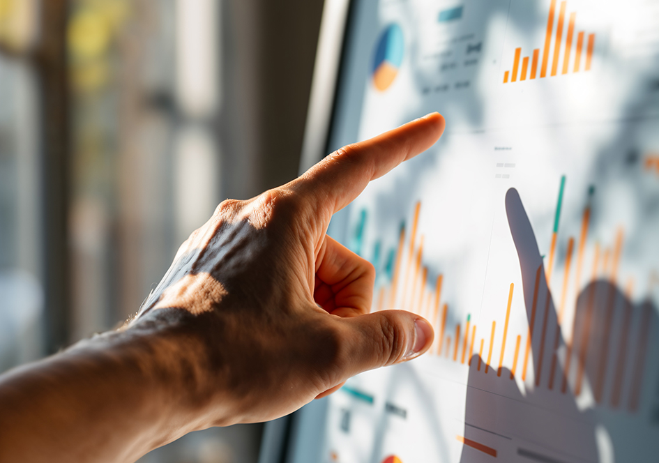 Homme pointant du doigt des statistiques