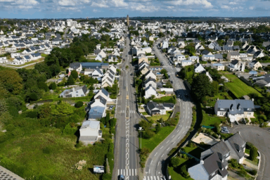 Vue aérienne de la ville de Guipavas depuis le rond-point du Pontrouff. On distingue la rue de Brest avec au fond le clocher.
