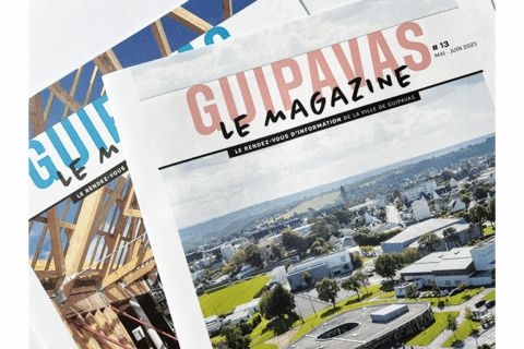 2 magazines de la Ville de Guipavas posés en éventail sur une table blanche