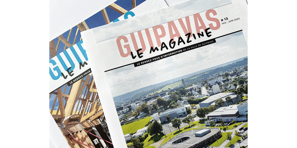 2 magazines de la Ville de Guipavas posés en éventail sur une table blanche