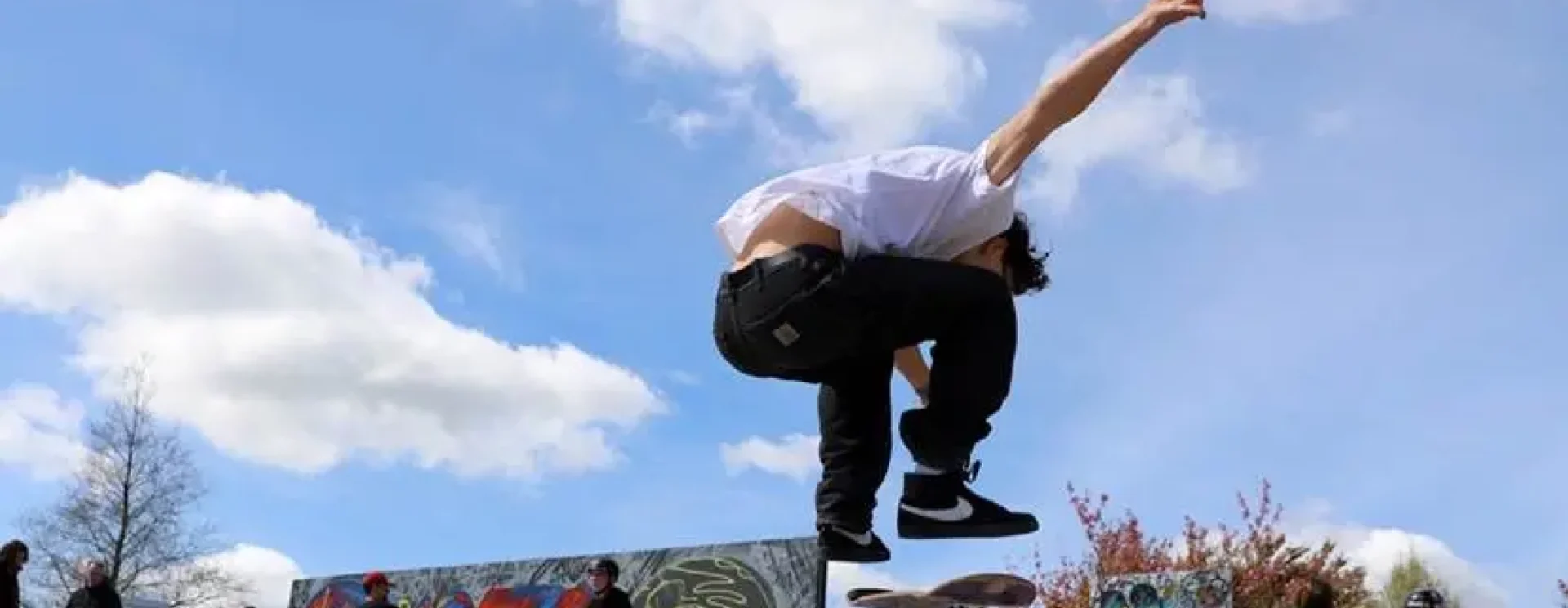 aire de jeux urbains (skate park) de la commune de guipavas. Jeune skater en train d'exercer une figure avec son skateboard.