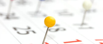 Épingle marquant une date sur un calendrier