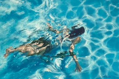 femme qui nage sous l'eau dans une piscine.