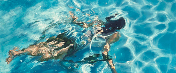 femme qui nage sous l'eau dans une piscine.