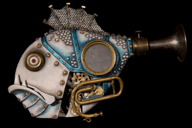 photo issue du spectacle Animalium. Des animaux extraordinaires, en métal, qui semblent être fabriqués à partir de matériaux de récupération. Celui-ci est un poisson.