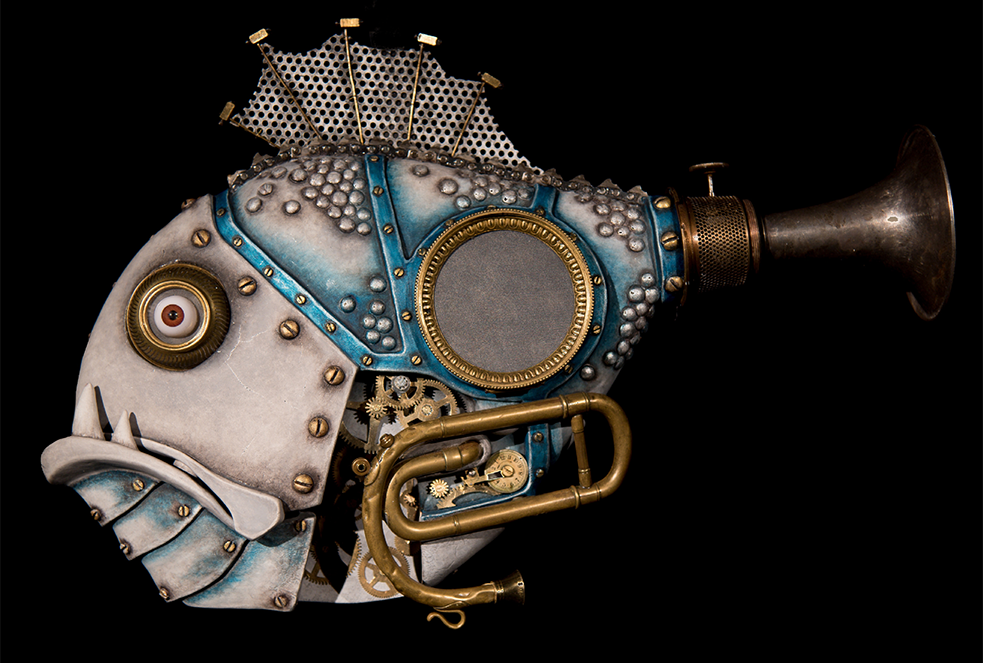 photo issue du spectacle Animalium. Des animaux extraordinaires, en métal, qui semblent être fabriqués à partir de matériaux de récupération. Celui-ci est un poisson.