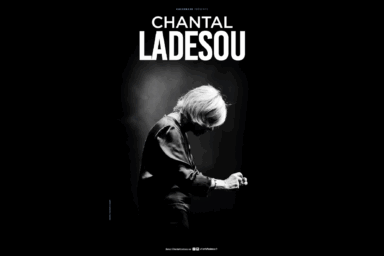 affiche du spectacle de chantal ladesou en noir et blanc. elle est prise de profil, tête baissée. Ses cheveux cachent son visage.