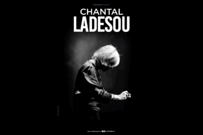 affiche du spectacle de chantal ladesou en noir et blanc. elle est prise de profil, tête baissée. Ses cheveux cachent son visage. - Agrandir l'image, fenêtre modale
