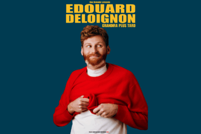 affiche du spectacle de l'humoriste Edouard Deloignon. Fond bleu foncé. L'homme porte un pull-ver rouge vif qu'il remonte légèrement pour dévoiler un tee-shirt blanc au-dessous. Il a l'attitude d'un enfant gêné. - Agrandir l'image, fenêtre modale