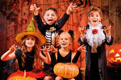 enfants joyeux. ambiance orangée rappelant halloween. les enfants sont tous déguisés en personnages d'Halloween - Agrandir l'image, fenêtre modale