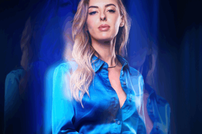 Photo de Meryem Benoua. Jeune femme blonde, cheveux long, qui porte une chemise en soie de couleur bleue. - Agrandir l'image, fenêtre modale