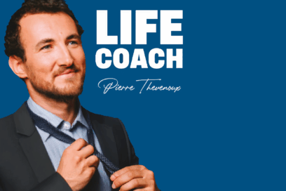 affiche du spectacle de Pierre Thévenoux. Fond bleu foncé. Au premier plan, l'artiste qui porte un costume bleu marine et une chemise bleu clair, rayée. Il est en train de nouer une cravate. - Agrandir l'image, fenêtre modale