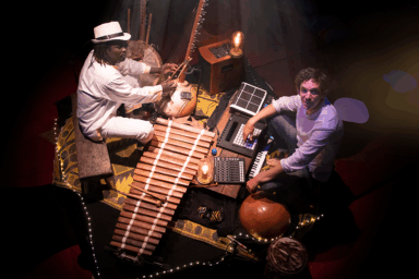 Spectacle "une journée à Takaledougou". 2 musiciens sur scène avec de nombreux instruments de musique, dont certains sont des instruments issus de la culture africaine.